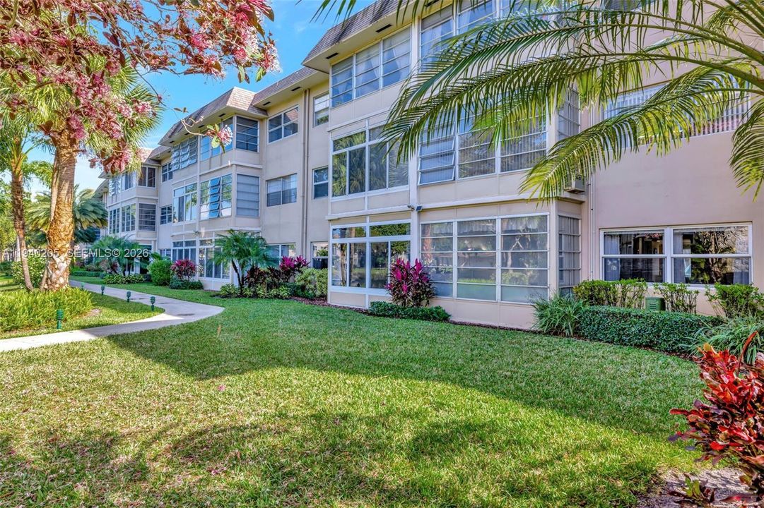 待售: $95,900 (1 贝兹, 1 浴室, 684 平方英尺)