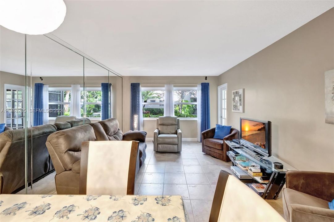 待售: $95,900 (1 贝兹, 1 浴室, 684 平方英尺)