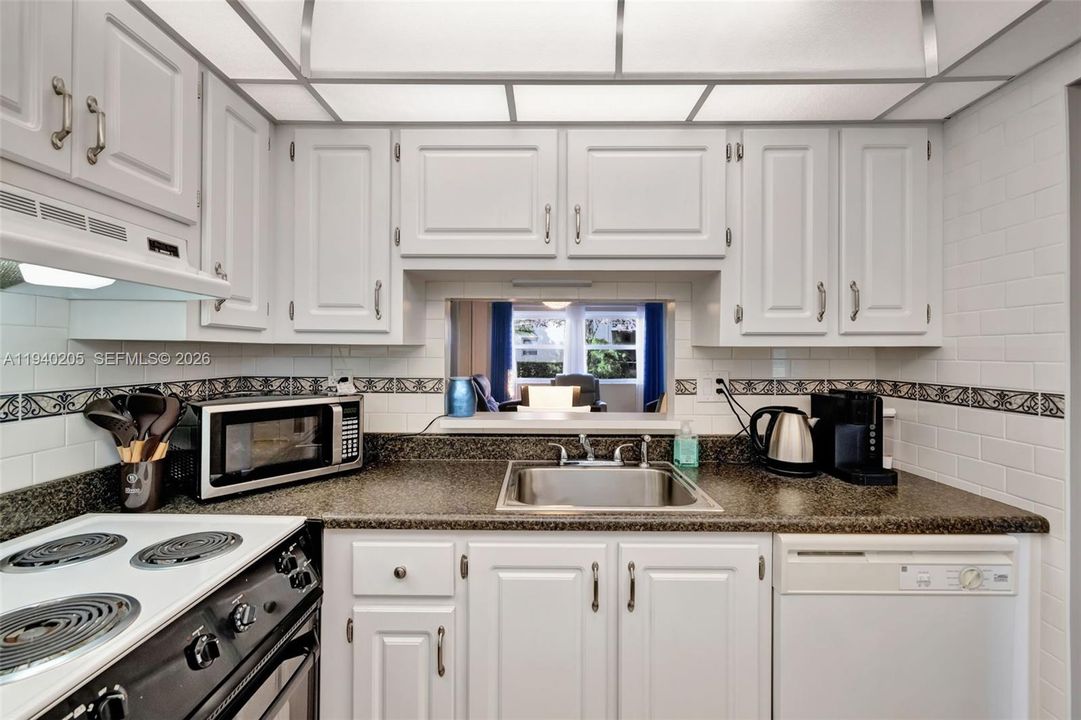 待售: $95,900 (1 贝兹, 1 浴室, 684 平方英尺)