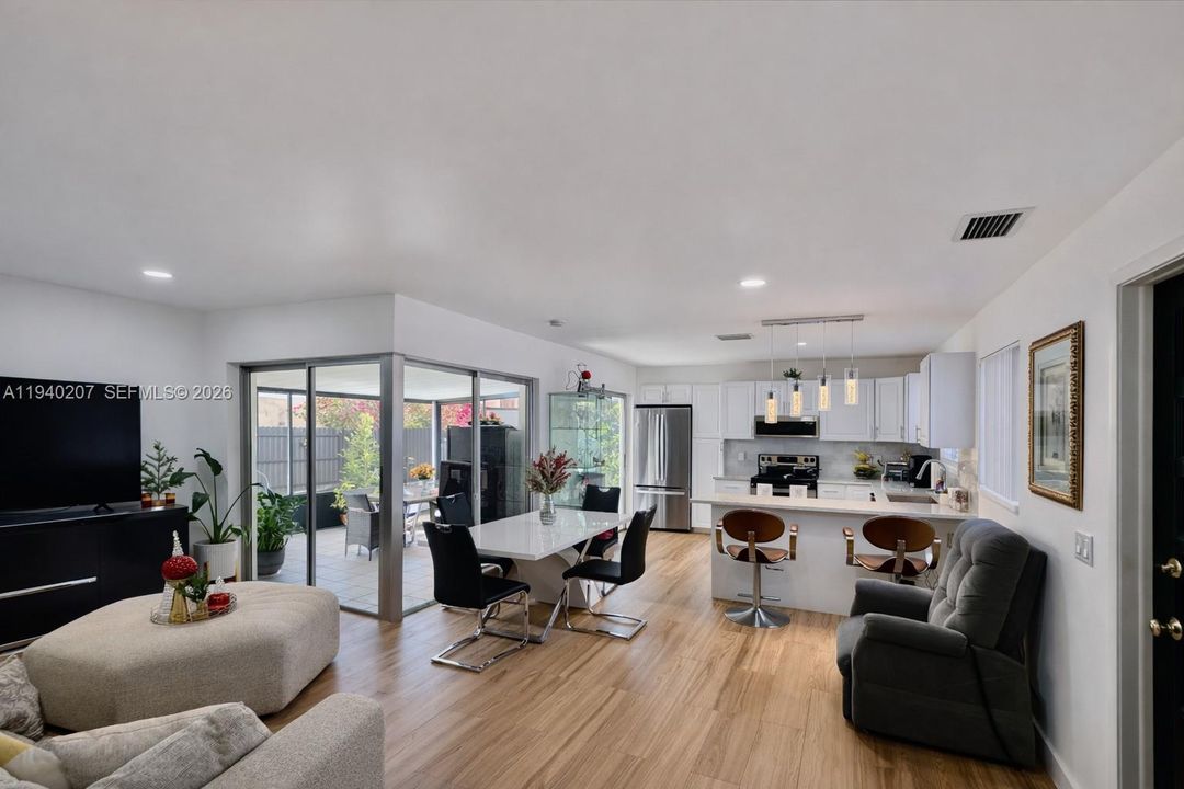 待售: $585,000 (3 贝兹, 2 浴室, 1231 平方英尺)