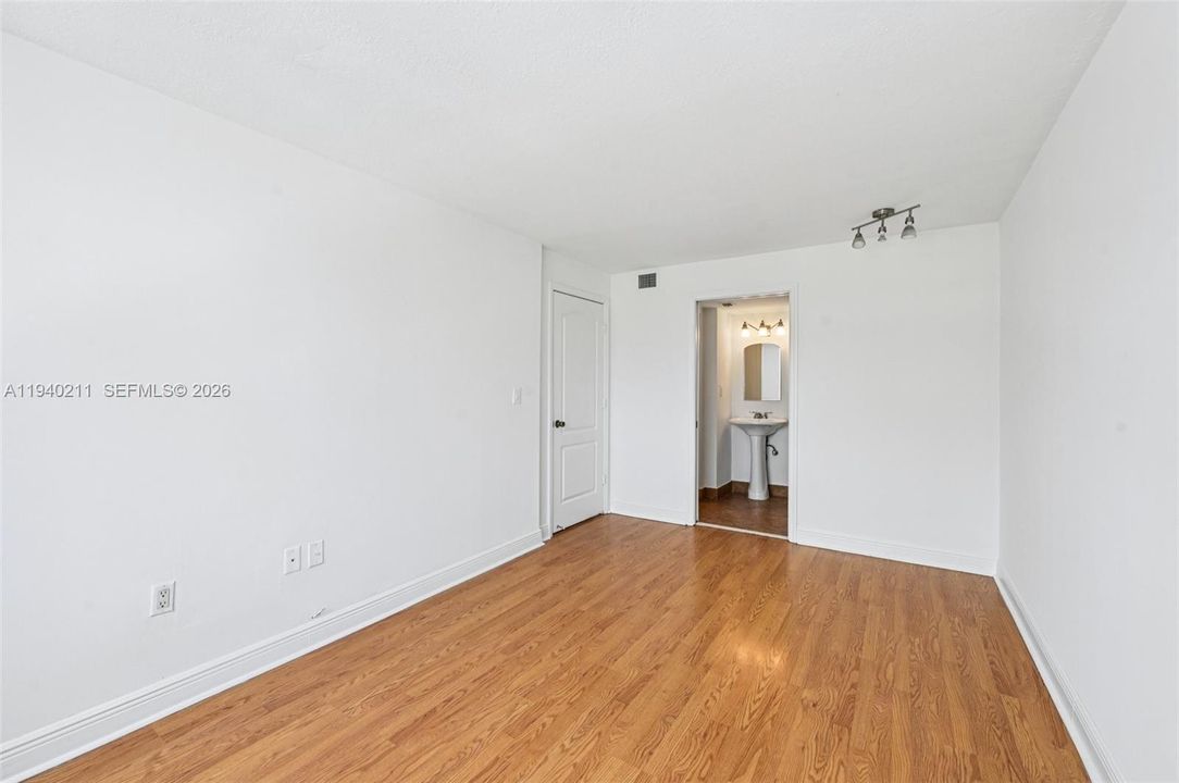 En Venta: $375,000 (2 camas, 2 baños, 1000 Pies cuadrados)