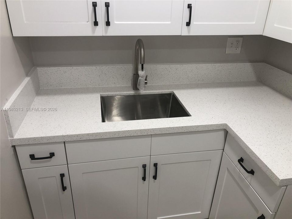 For Rent: $1,850 (1 beds, 1 baths, 647 Square Feet)