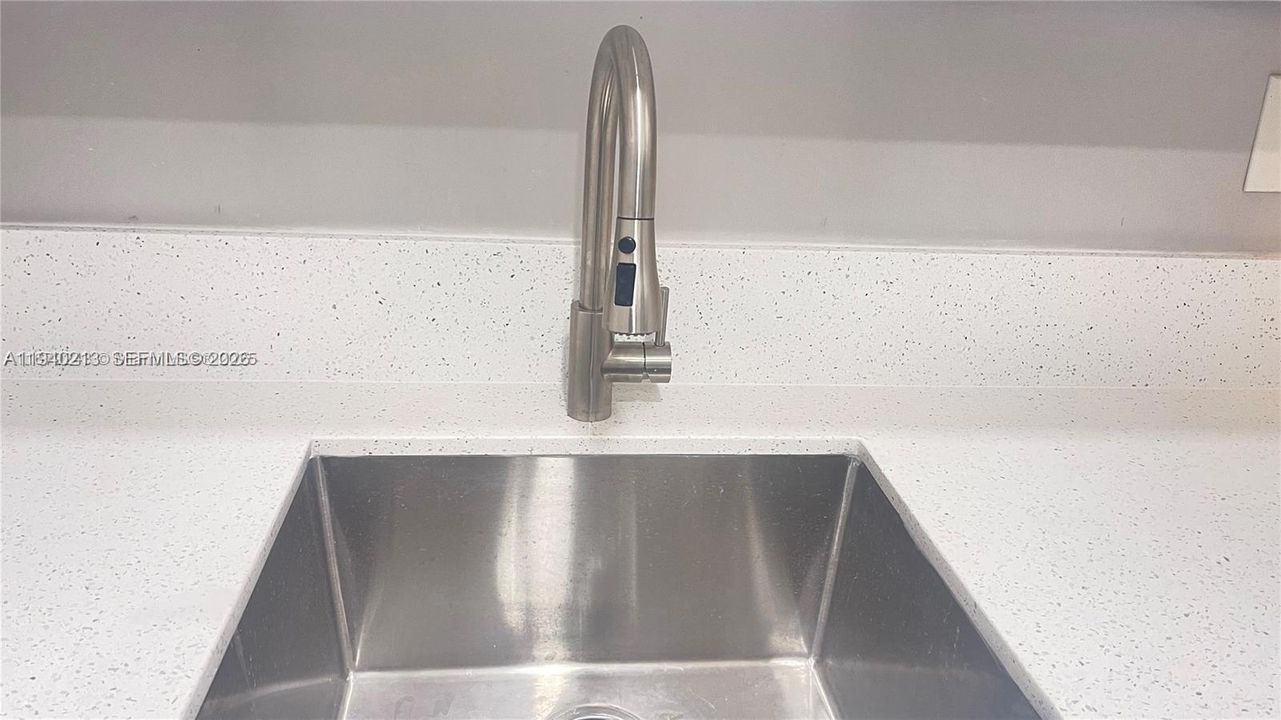 For Rent: $1,850 (1 beds, 1 baths, 647 Square Feet)