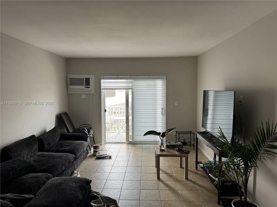 For Rent: $1,850 (1 beds, 1 baths, 647 Square Feet)