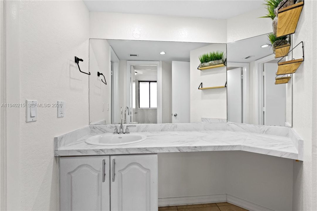 For Sale: $2,200 (2 beds, 2 baths, 1143 Square Feet)