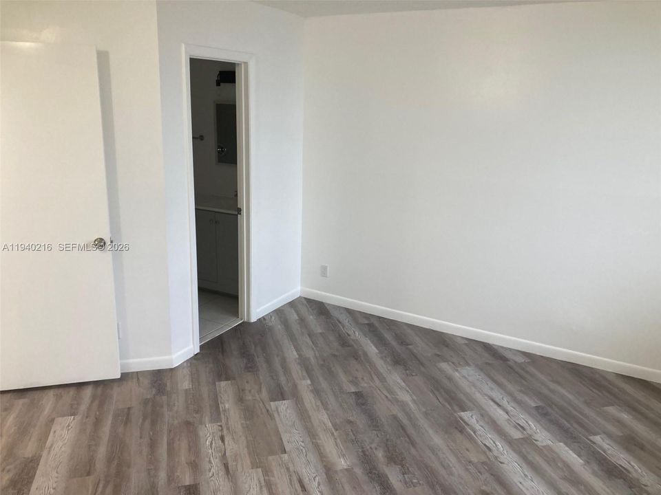 出租: $2,150 (2 贝兹, 2 浴室, 890 平方英尺)