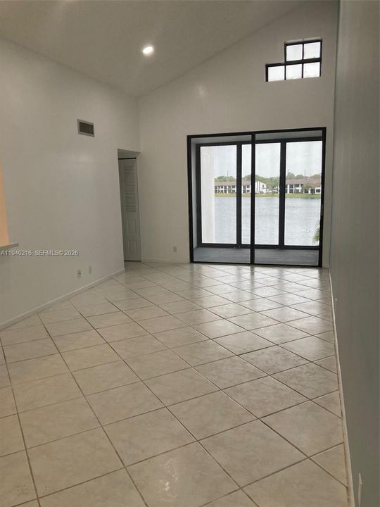 出租: $2,150 (2 贝兹, 2 浴室, 890 平方英尺)