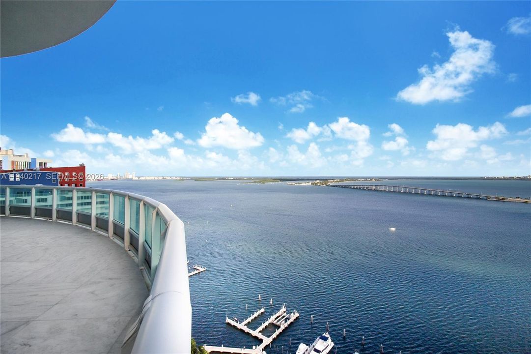 出租: $30,000 (4 贝兹, 5 浴室, 5730 平方英尺)