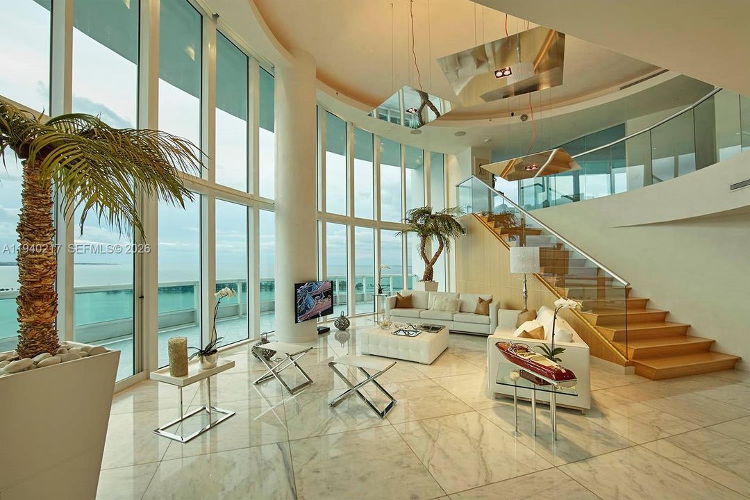 出租: $30,000 (4 贝兹, 5 浴室, 5730 平方英尺)