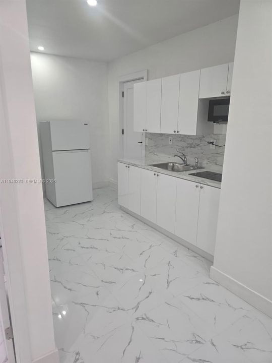 For Rent: $1,500 (1 beds, 1 baths, 2410 Square Feet)