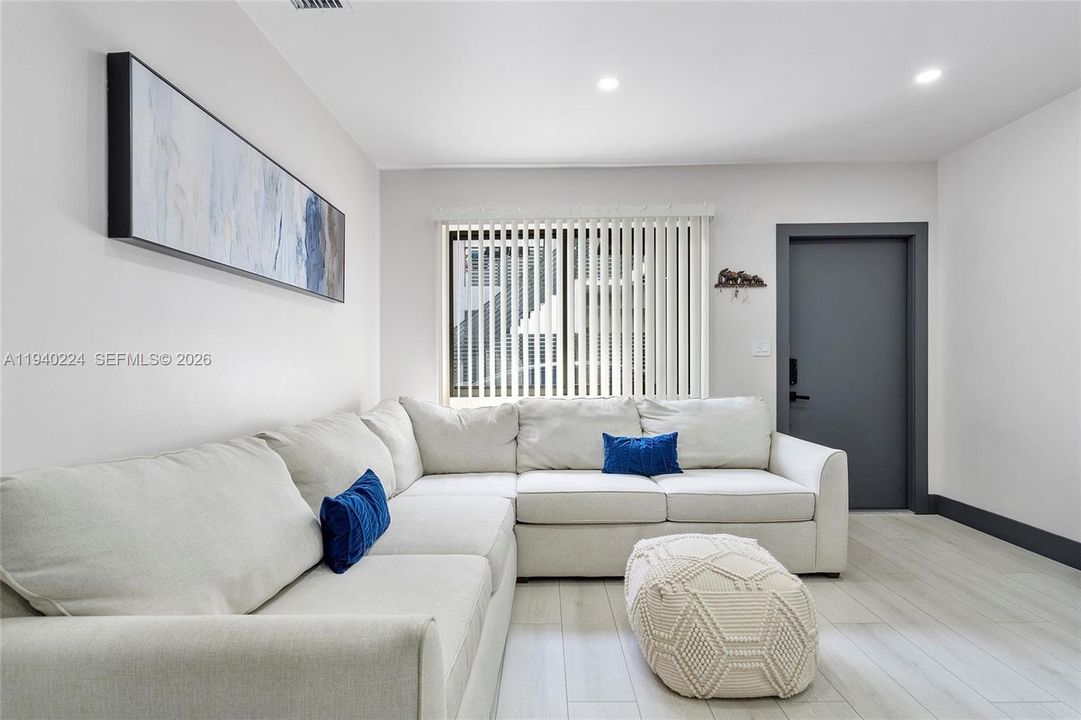 For Rent: $2,400 (2 beds, 1 baths, 650 Square Feet)