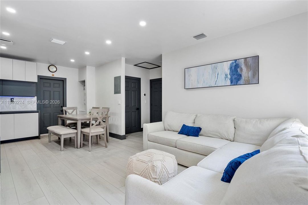 For Rent: $2,400 (2 beds, 1 baths, 650 Square Feet)