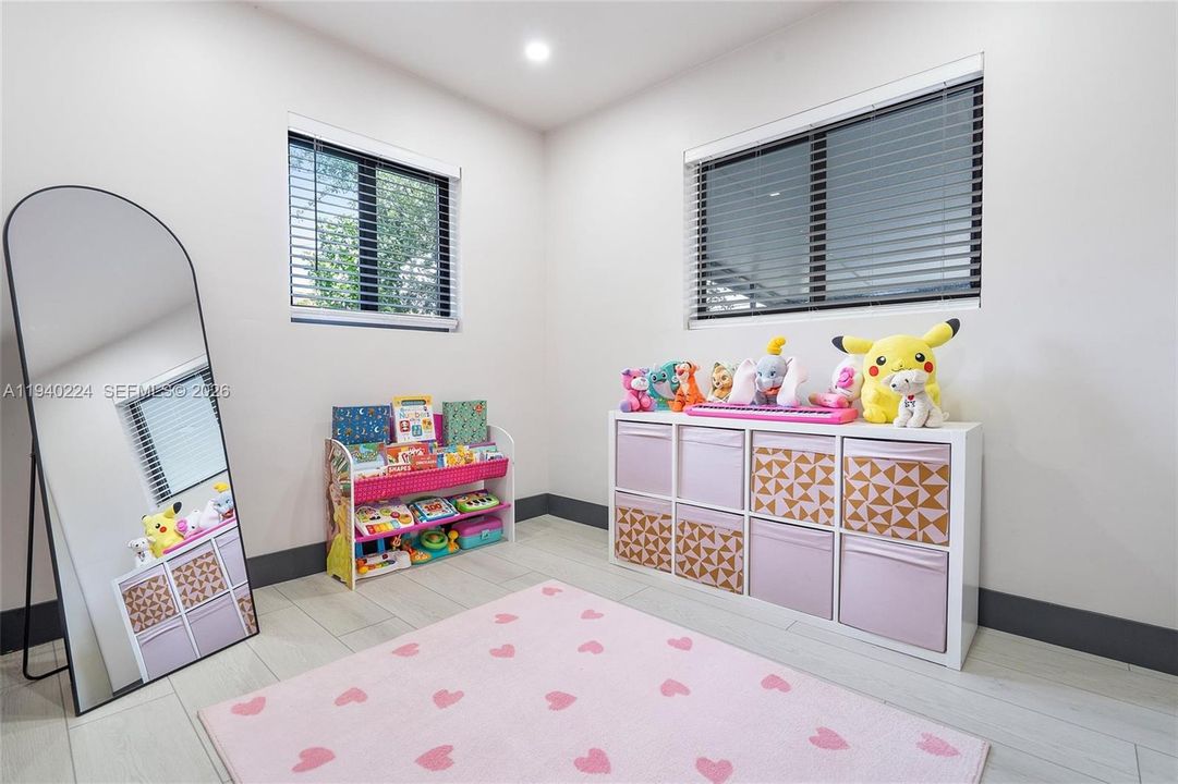 For Rent: $2,400 (2 beds, 1 baths, 650 Square Feet)