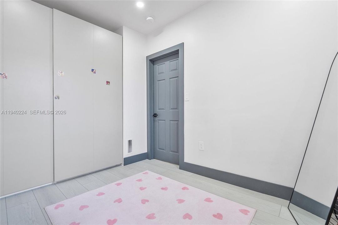 For Rent: $2,400 (2 beds, 1 baths, 650 Square Feet)