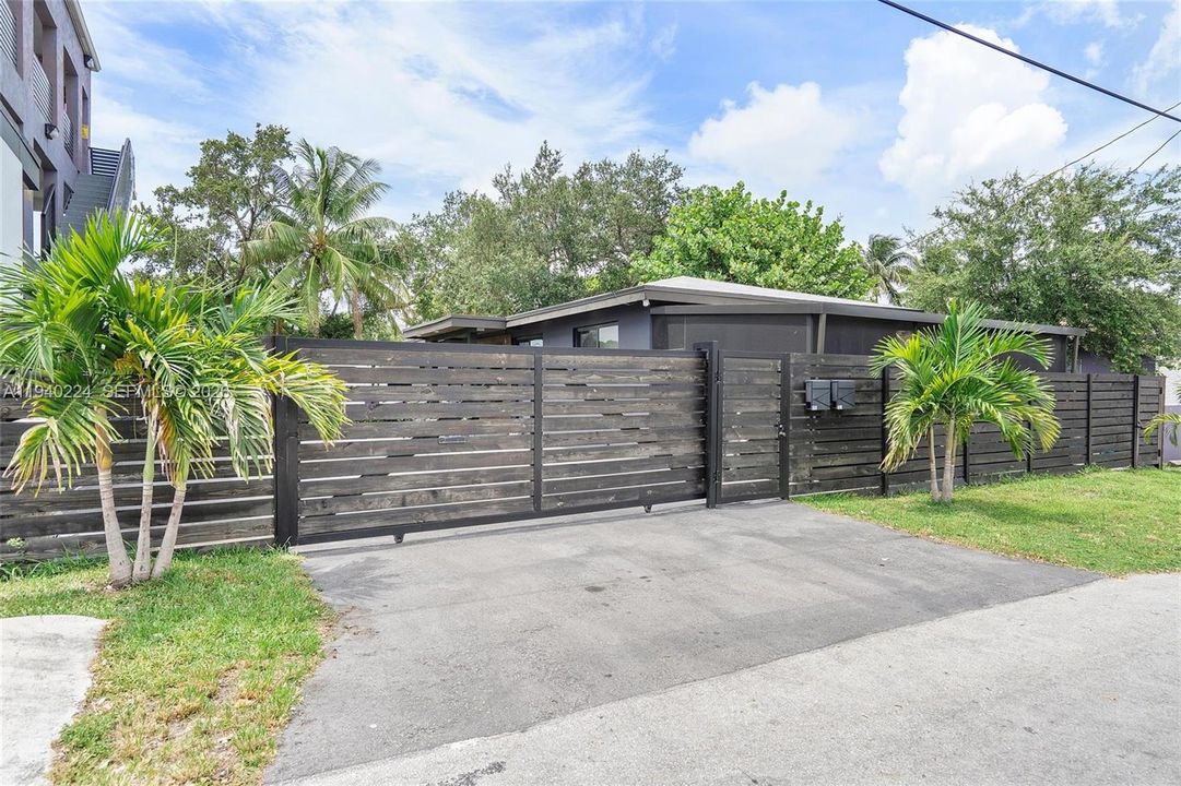 For Rent: $2,400 (2 beds, 1 baths, 650 Square Feet)