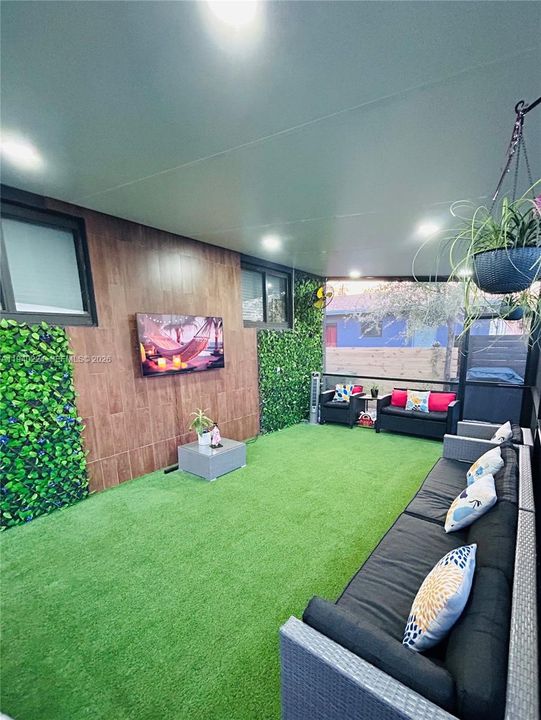 For Rent: $2,400 (2 beds, 1 baths, 650 Square Feet)