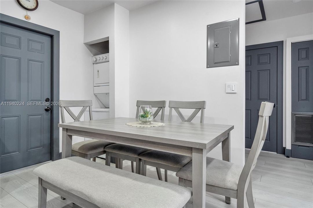 For Rent: $2,400 (2 beds, 1 baths, 650 Square Feet)