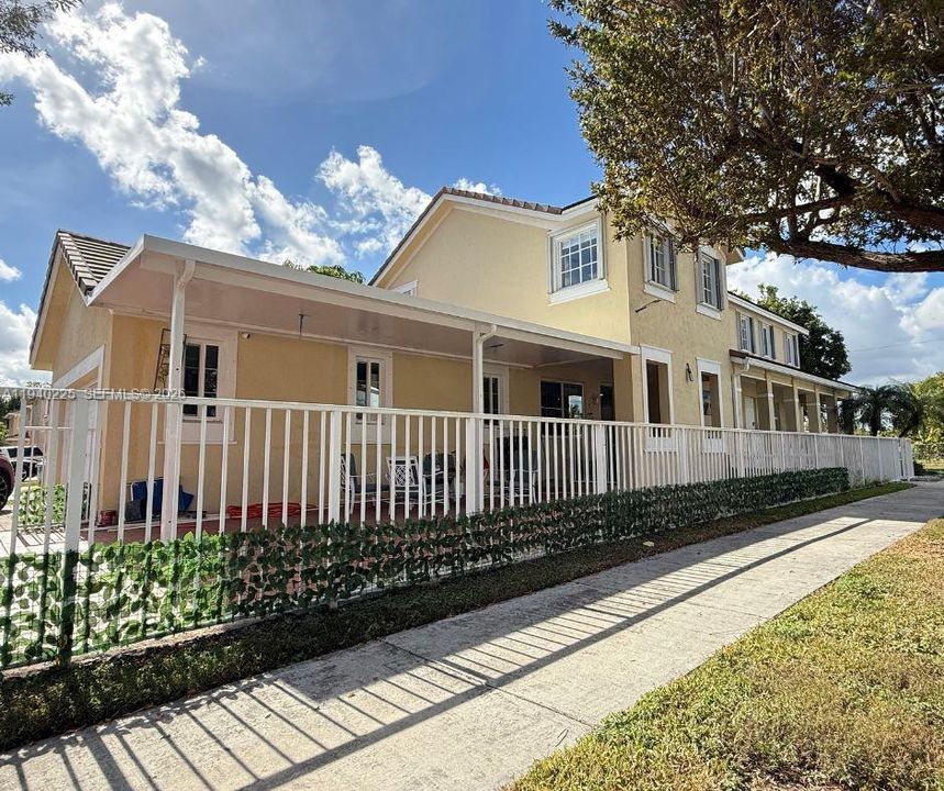 В аренду: $4,000 (5 спален, 3 ванн, 2799 Квадратных фут)