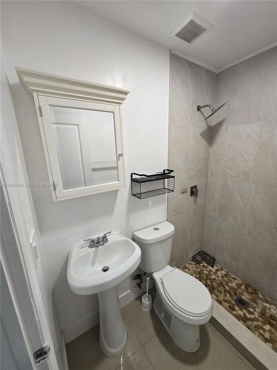 出租: $1,200 (1 贝兹, 1 浴室, 400 平方英尺)