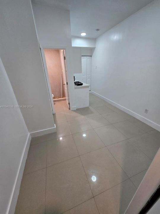 出租: $1,200 (1 贝兹, 1 浴室, 400 平方英尺)