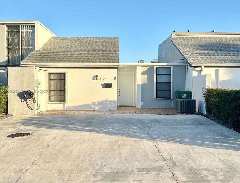 For Sale: $439,000 (2 beds, 2 baths, 982 Square Feet)