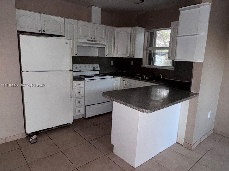 For Rent: $2,200 (2 beds, 1 baths, 3427 Square Feet)
