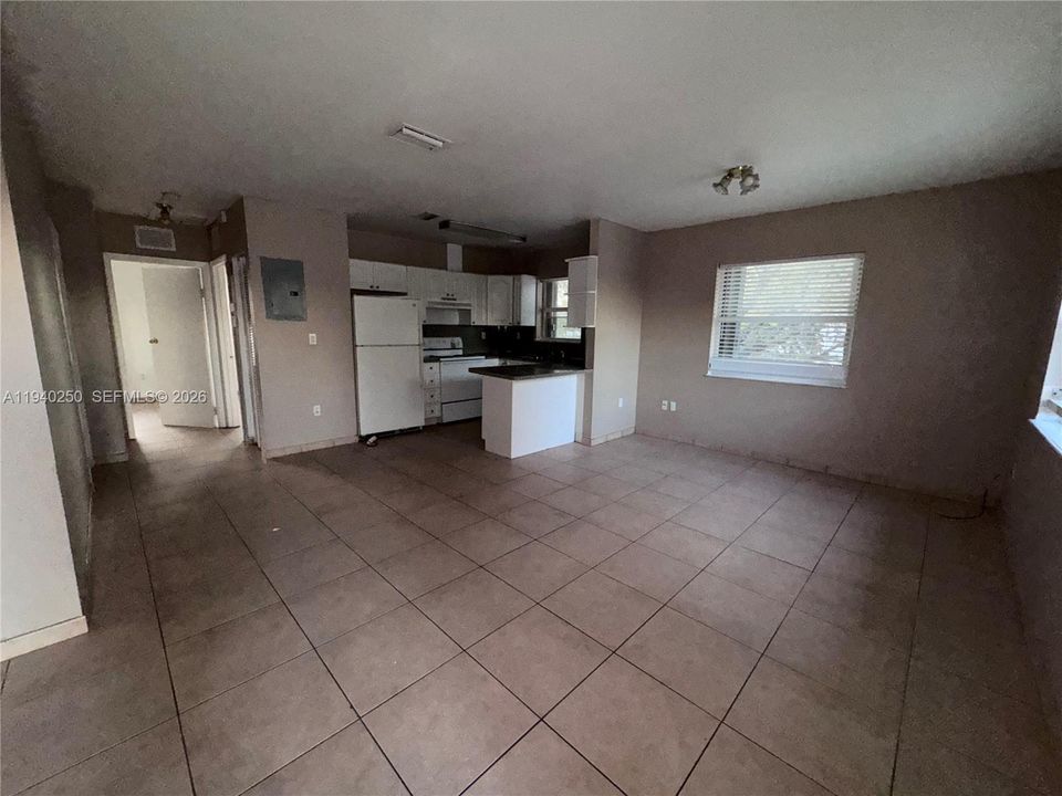 For Rent: $2,200 (2 beds, 1 baths, 3427 Square Feet)