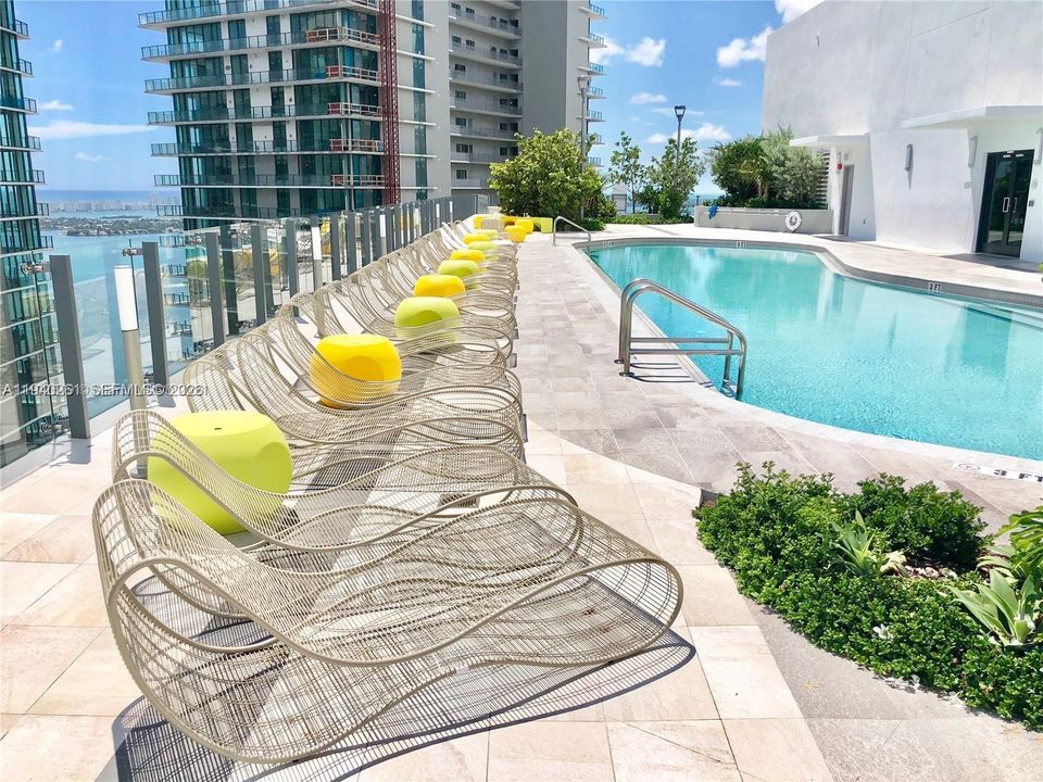 For Rent: $4,000 (1 beds, 1 baths, 662 Square Feet)