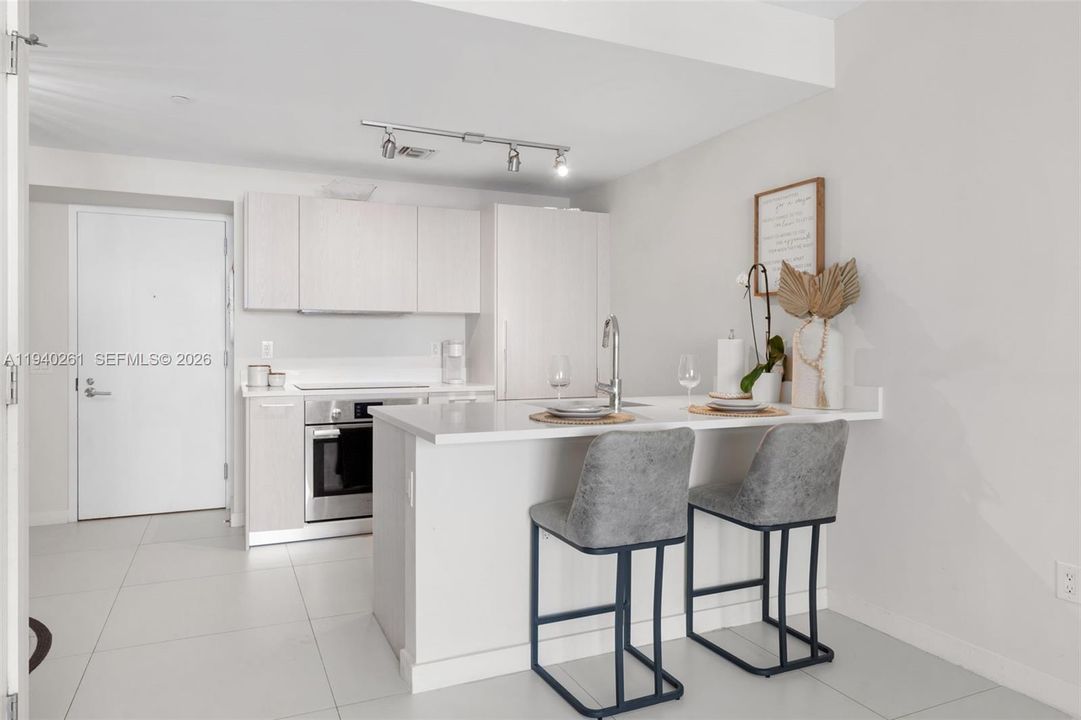 For Rent: $4,000 (1 beds, 1 baths, 662 Square Feet)