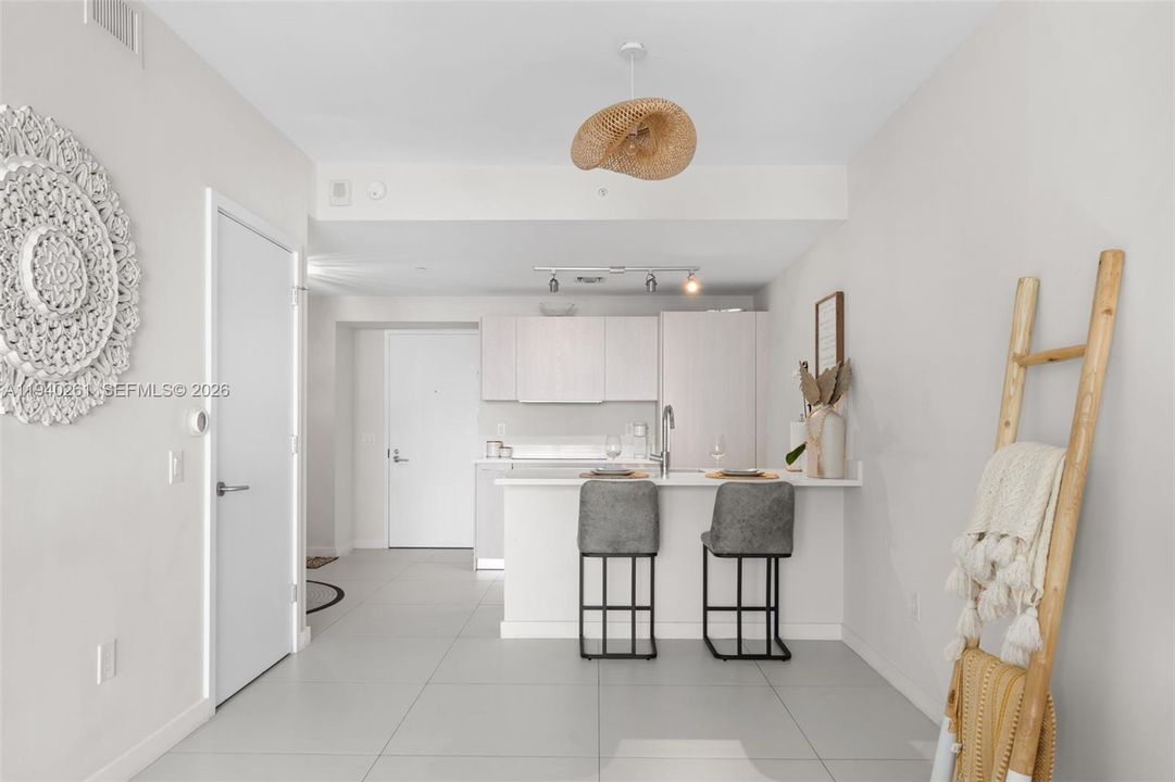 For Rent: $4,000 (1 beds, 1 baths, 662 Square Feet)