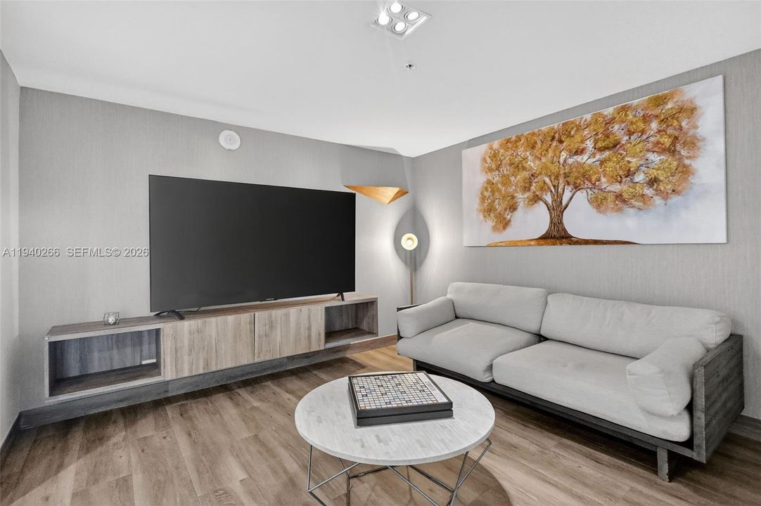 出租: $6,250 (2 贝兹, 3 浴室, 1710 平方英尺)