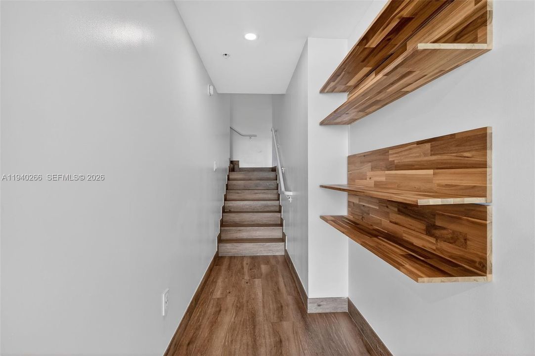 出租: $6,250 (2 贝兹, 3 浴室, 1710 平方英尺)