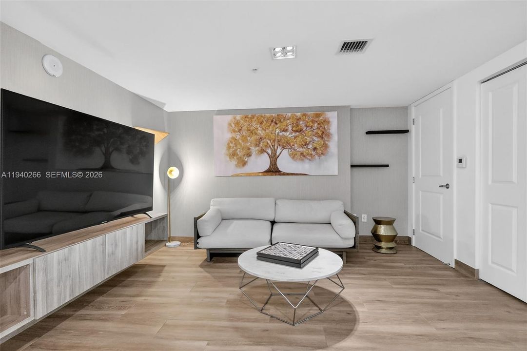 出租: $6,250 (2 贝兹, 3 浴室, 1710 平方英尺)