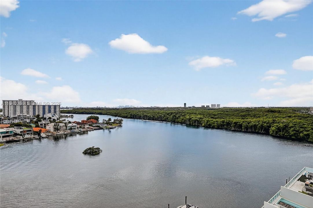 出租: $6,250 (2 贝兹, 3 浴室, 1710 平方英尺)