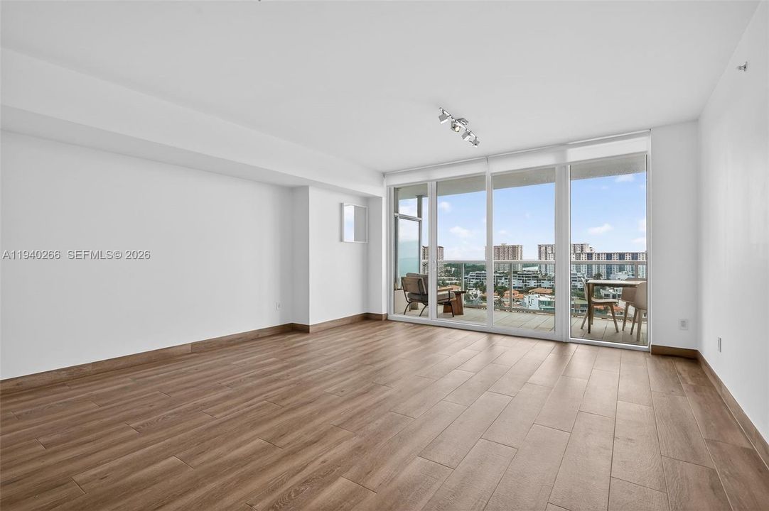 出租: $6,250 (2 贝兹, 3 浴室, 1710 平方英尺)