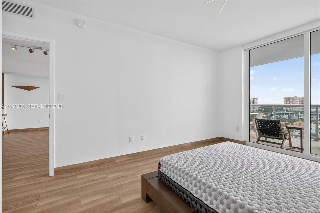 出租: $6,250 (2 贝兹, 3 浴室, 1710 平方英尺)