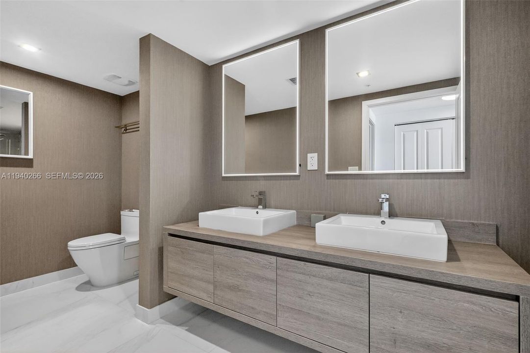 出租: $6,250 (2 贝兹, 3 浴室, 1710 平方英尺)