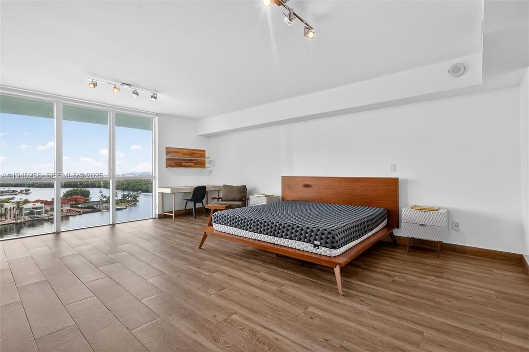 出租: $6,250 (2 贝兹, 3 浴室, 1710 平方英尺)