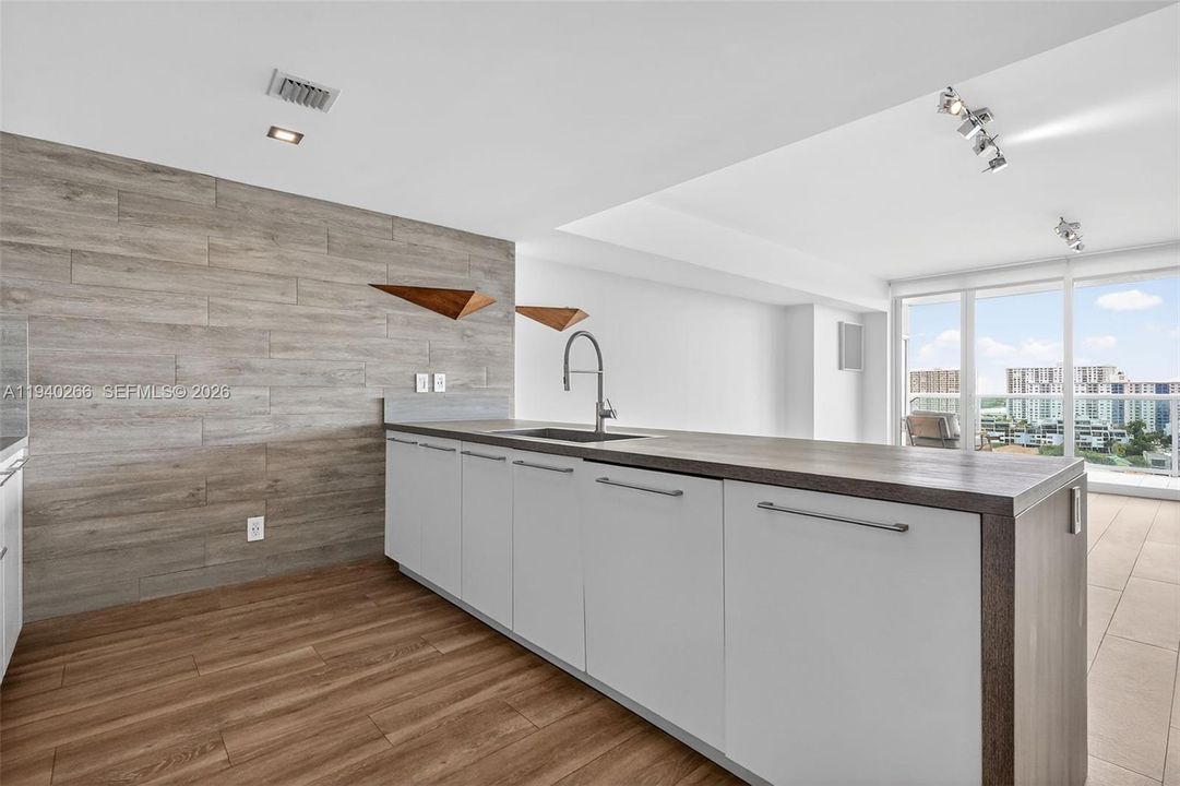 出租: $6,250 (2 贝兹, 3 浴室, 1710 平方英尺)