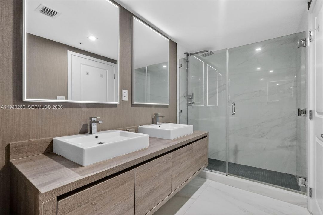 出租: $6,250 (2 贝兹, 3 浴室, 1710 平方英尺)