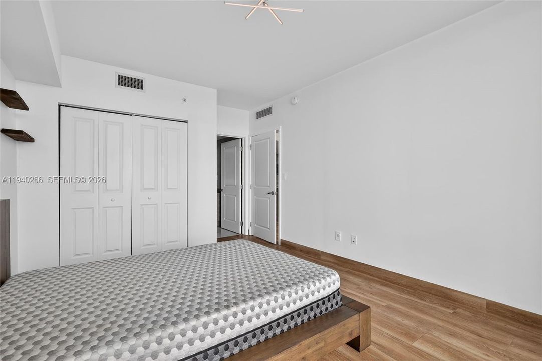 出租: $6,250 (2 贝兹, 3 浴室, 1710 平方英尺)