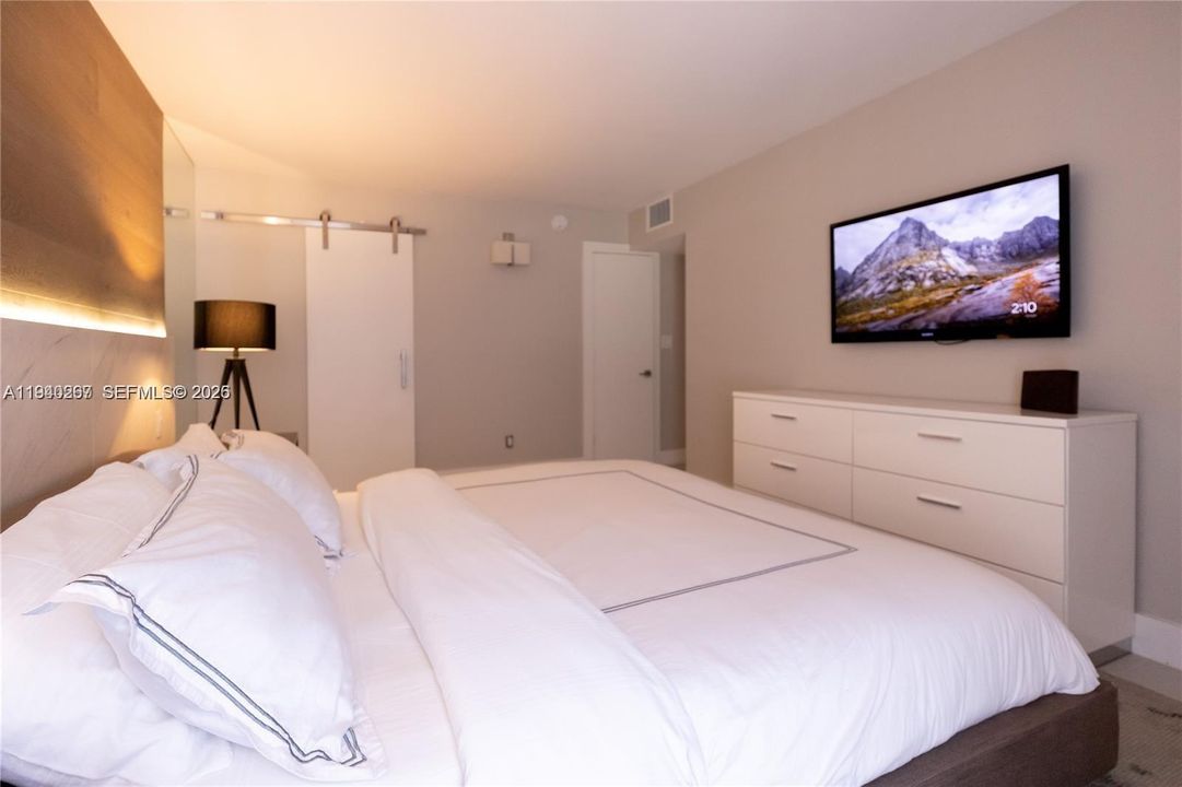 For Rent: $2,550 (2 beds, 2 baths, 940 Square Feet)