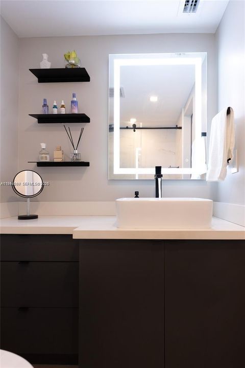 For Rent: $2,550 (2 beds, 2 baths, 940 Square Feet)