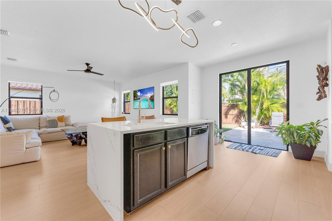 En Venta: $750,000 (4 camas, 3 baños, 2265 Pies cuadrados)