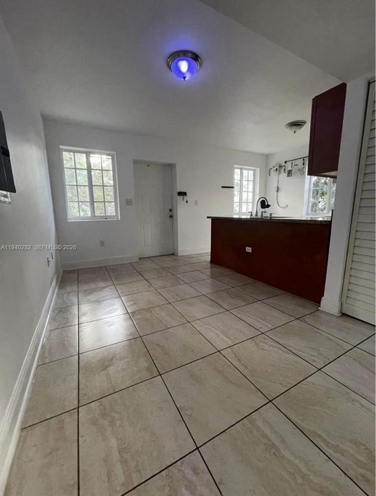 В аренду: $1,400 (12 спален, 6 ванн, 3856 Квадратных фут)