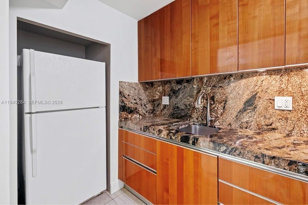 For Sale: $195,000 (0 beds, 1 baths, 595 Square Feet)