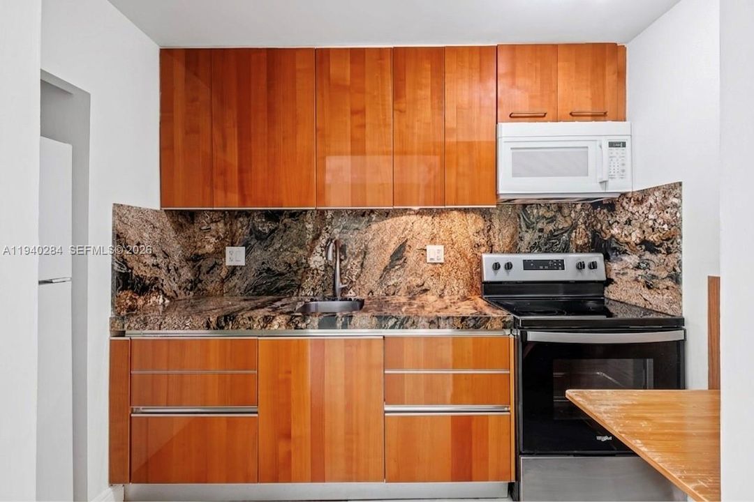 For Sale: $195,000 (0 beds, 1 baths, 595 Square Feet)