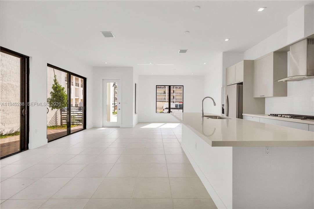 出租: $5,750 (3 贝兹, 2 浴室, 2124 平方英尺)