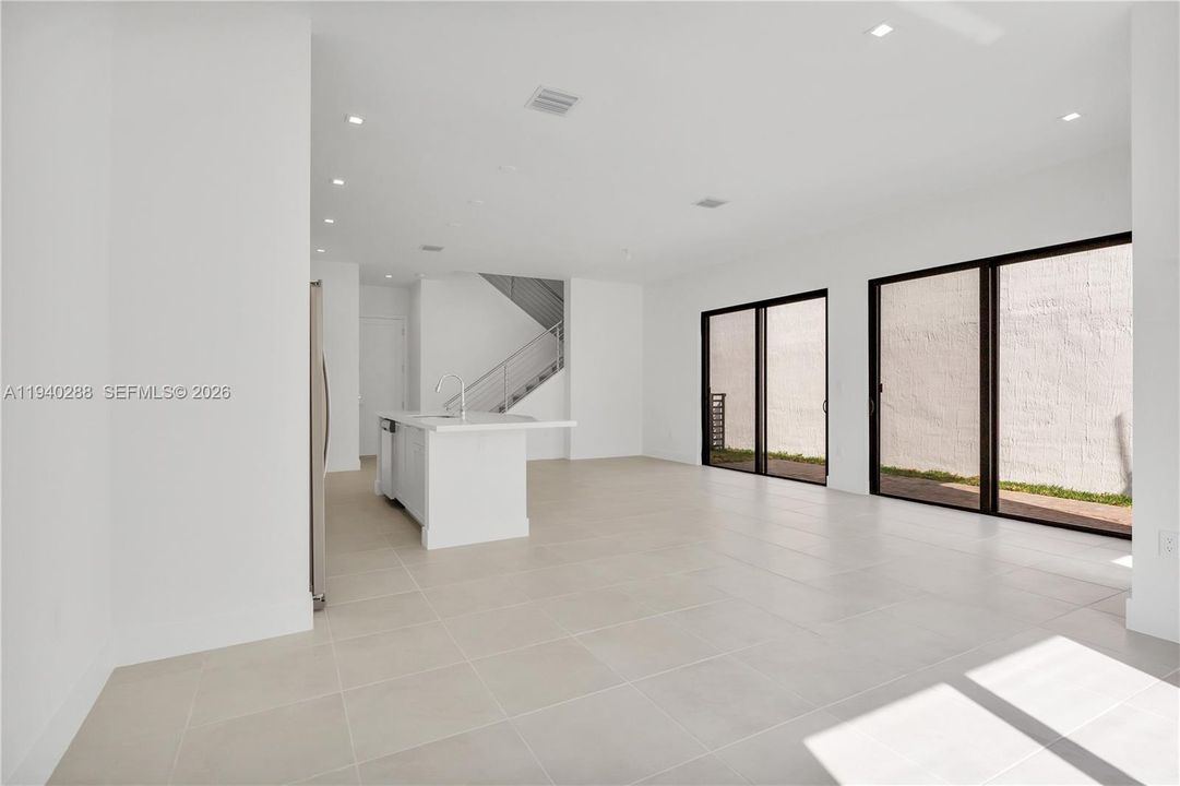 出租: $5,750 (3 贝兹, 2 浴室, 2124 平方英尺)