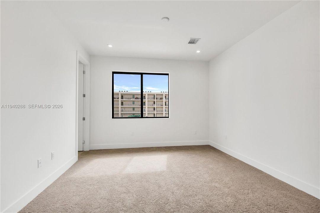 出租: $5,750 (3 贝兹, 2 浴室, 2124 平方英尺)